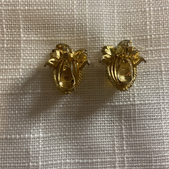 Vintage Monet Gold Tone Pineapple clip-on earrings - Picture 3 of 6